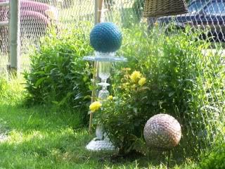 BIRDFEEDER/BATH TURNED INTO A GAZING BALL HOLDER